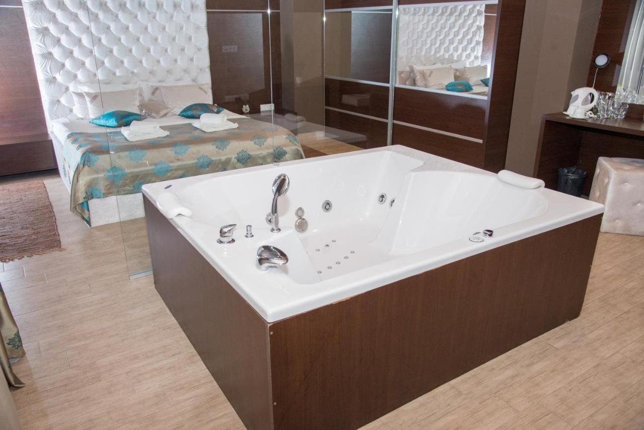 Hotel Crystal Pecinci Εξωτερικό φωτογραφία